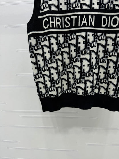 25 Jacquard knitted vest