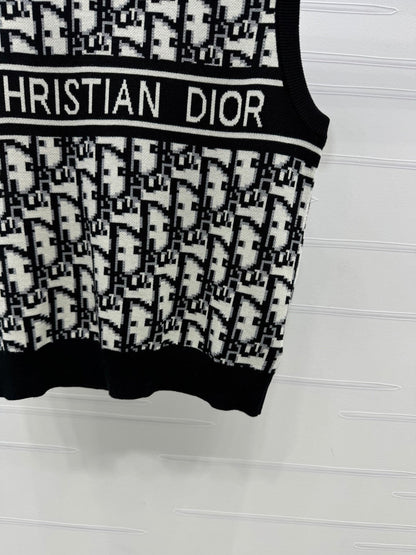 25 Jacquard knitted vest