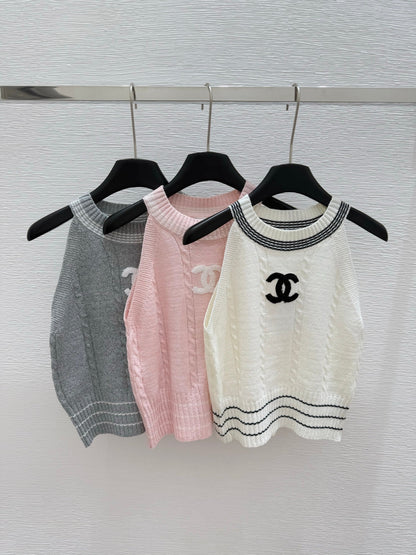 25 Round neck knitted vest