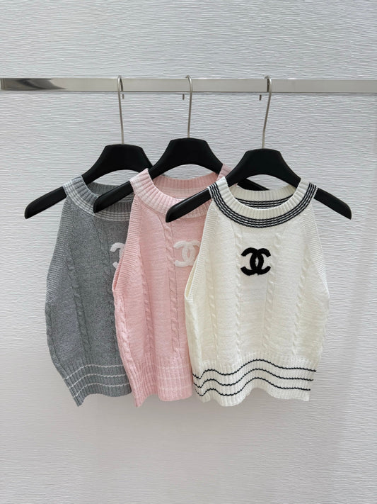 25 Round neck knitted vest