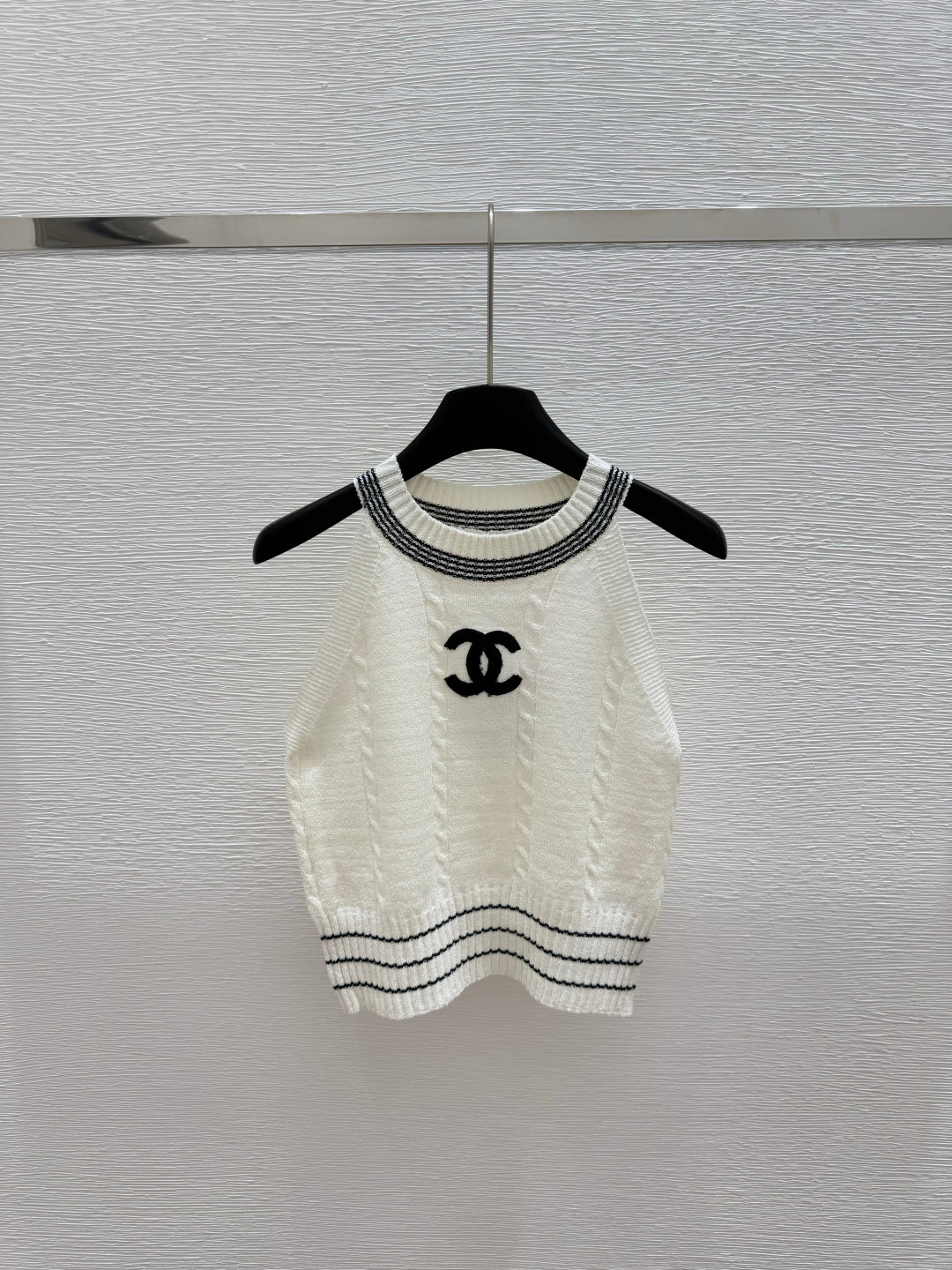 25 Round neck knitted vest
