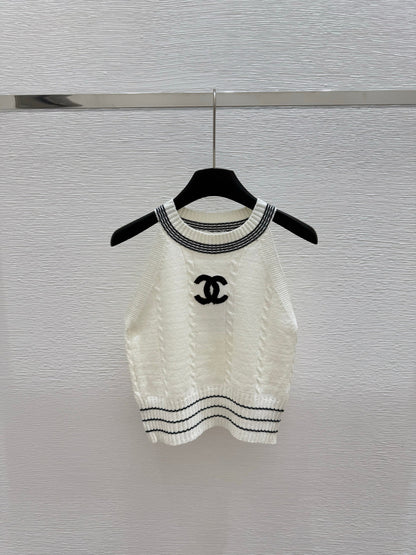 25 Round neck knitted vest