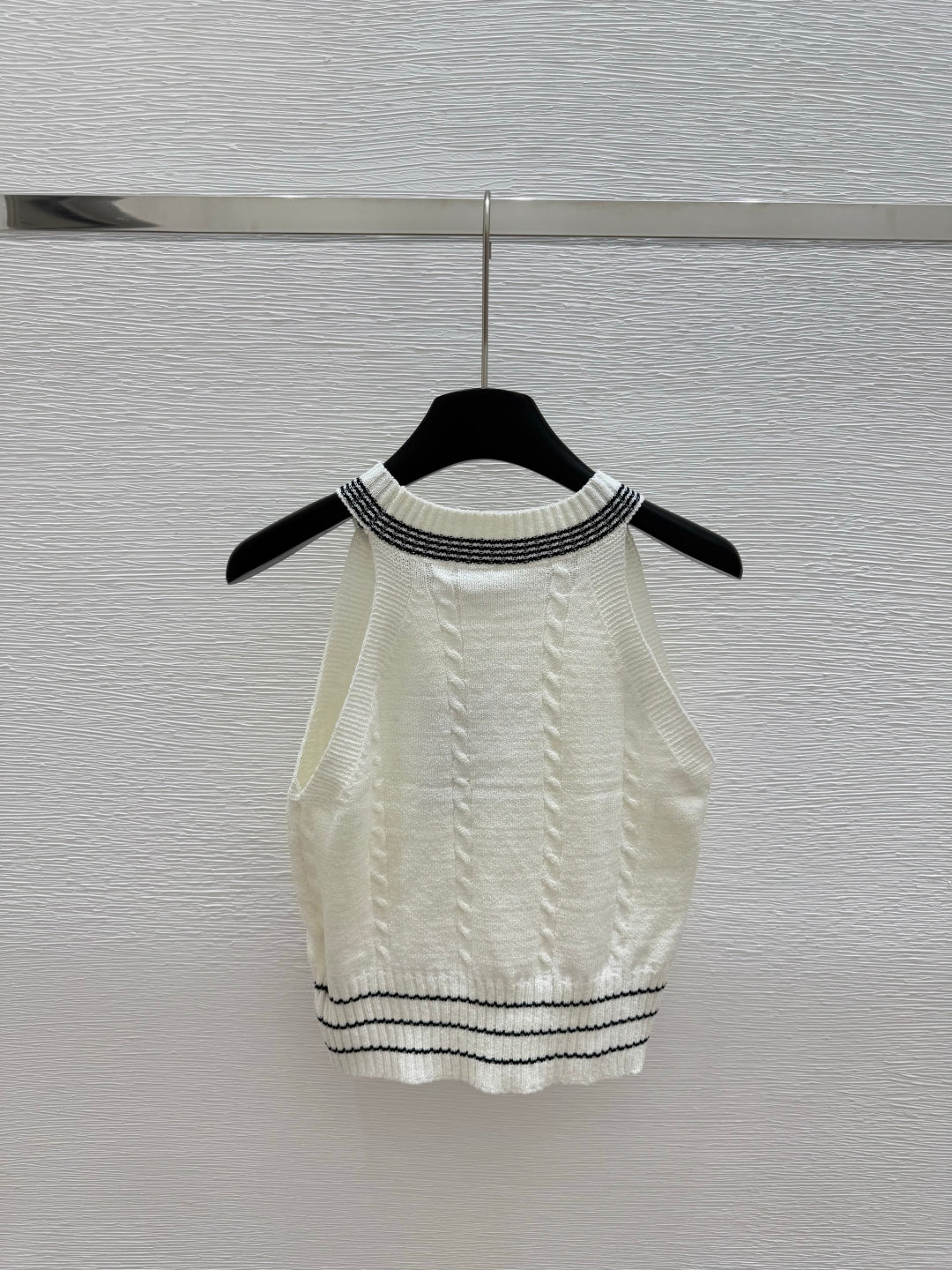 25 Round neck knitted vest