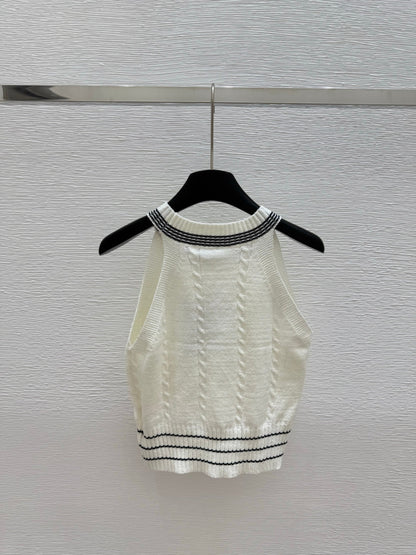 25 Round neck knitted vest
