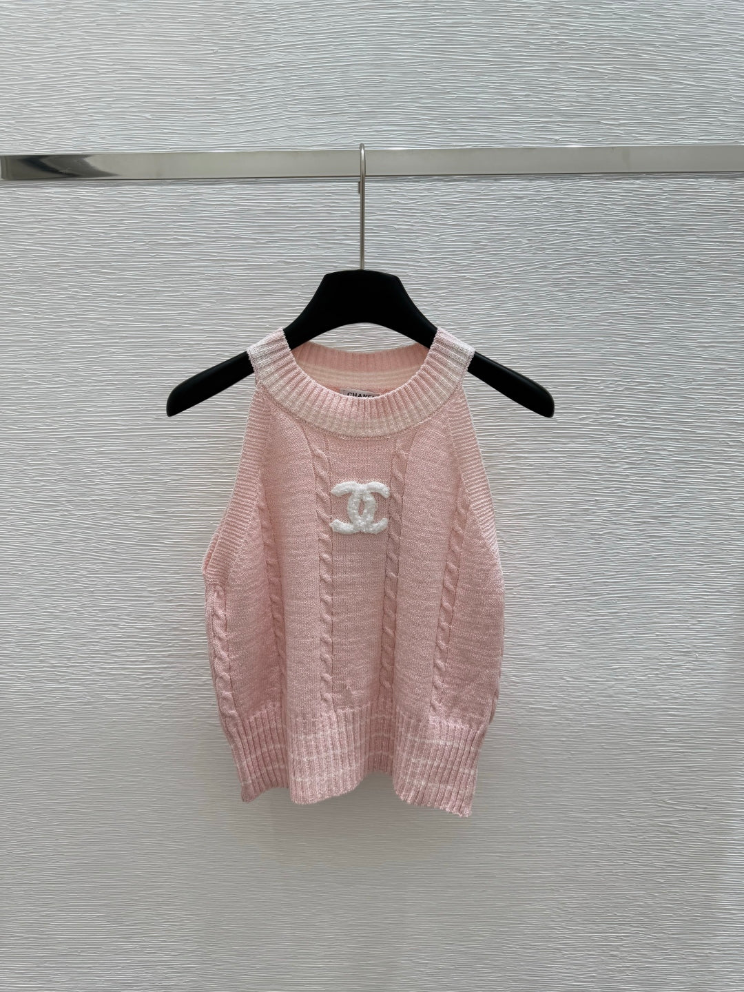 25 Round neck knitted vest