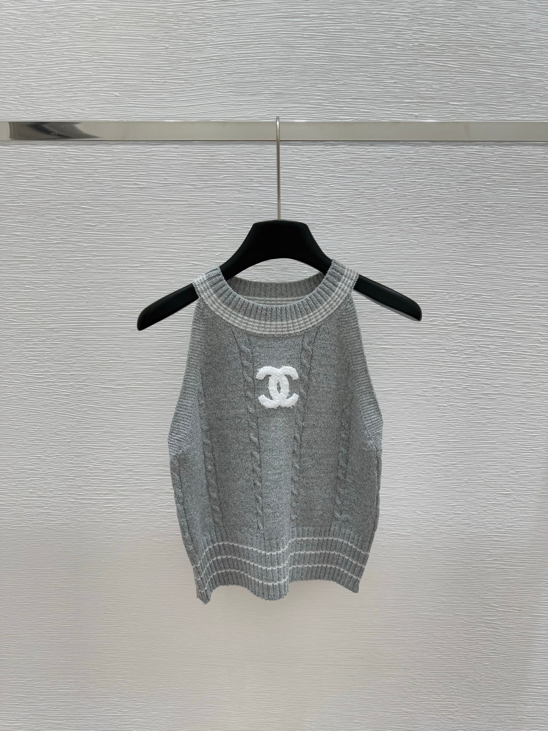 25 Round neck knitted vest