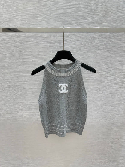 25 Round neck knitted vest