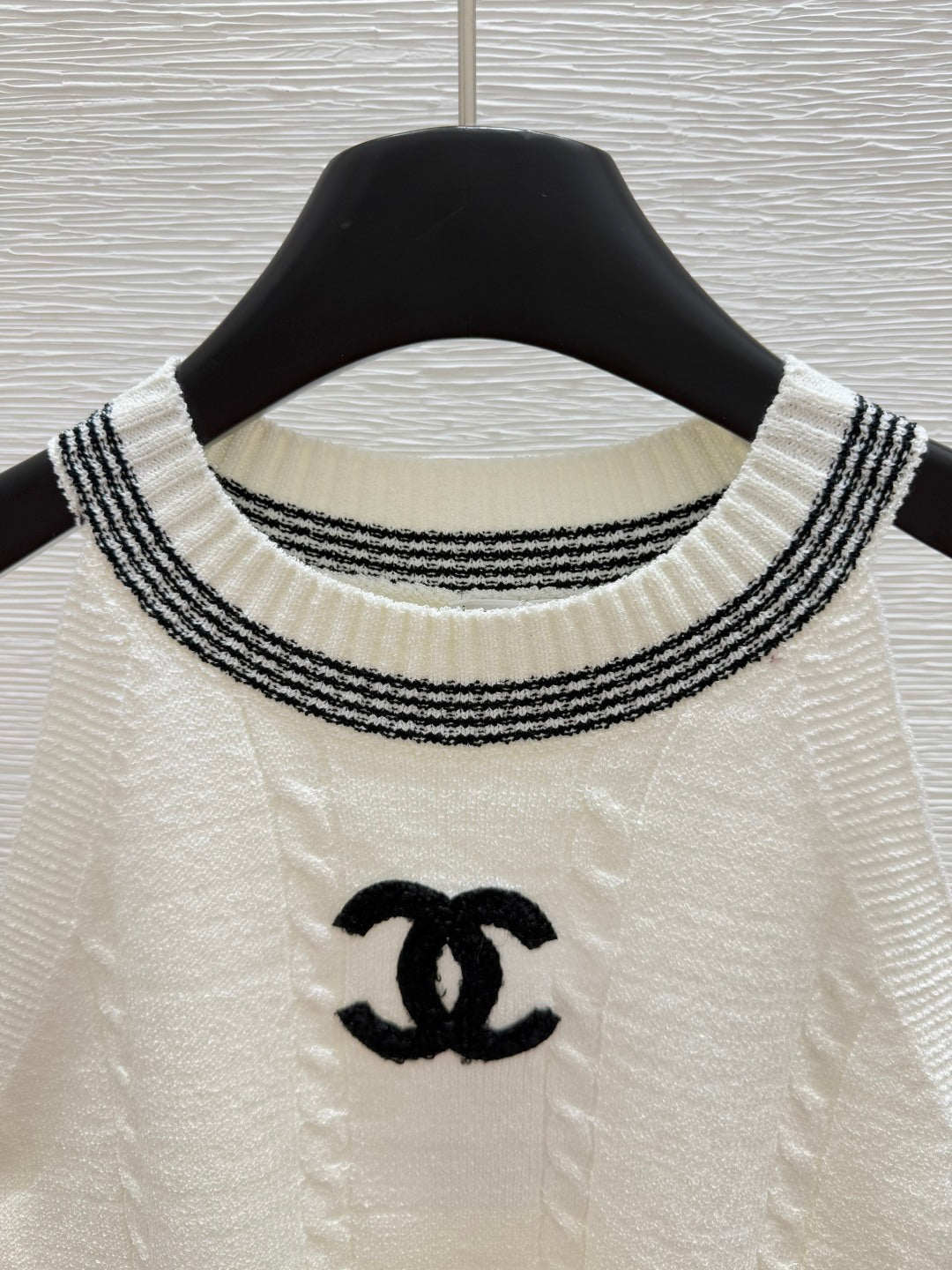 25 Round neck knitted vest