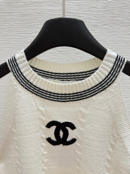 25 Round neck knitted vest