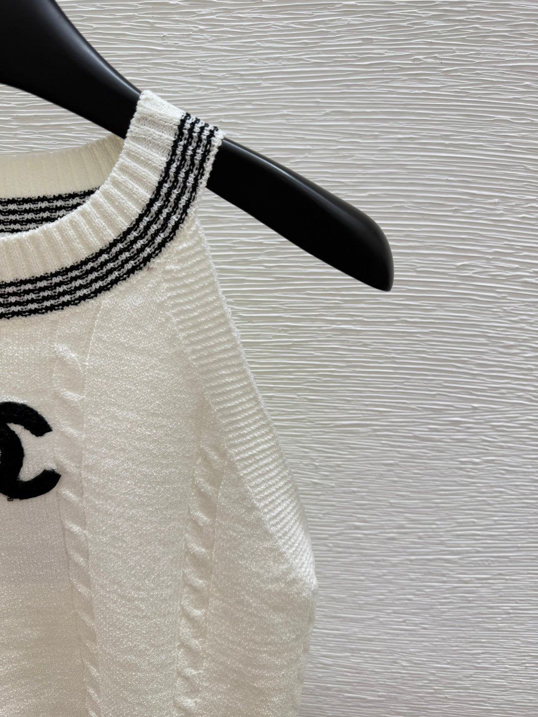 25 Round neck knitted vest