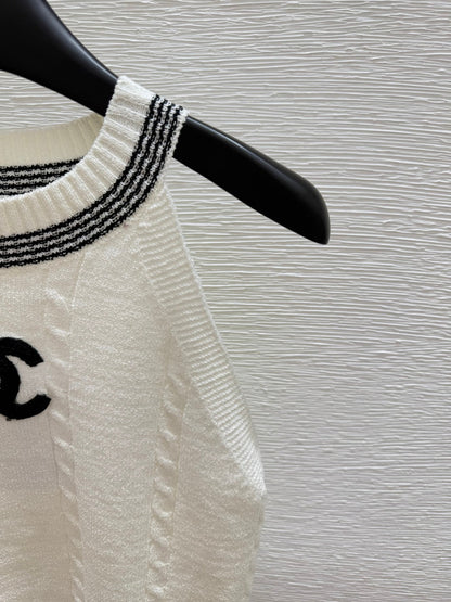 25 Round neck knitted vest