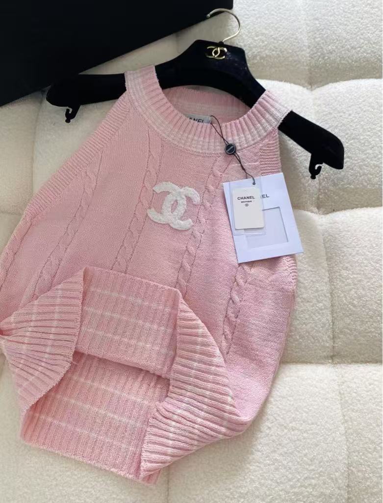 25 Round neck knitted vest