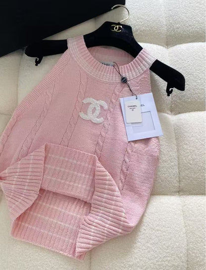 25 Round neck knitted vest