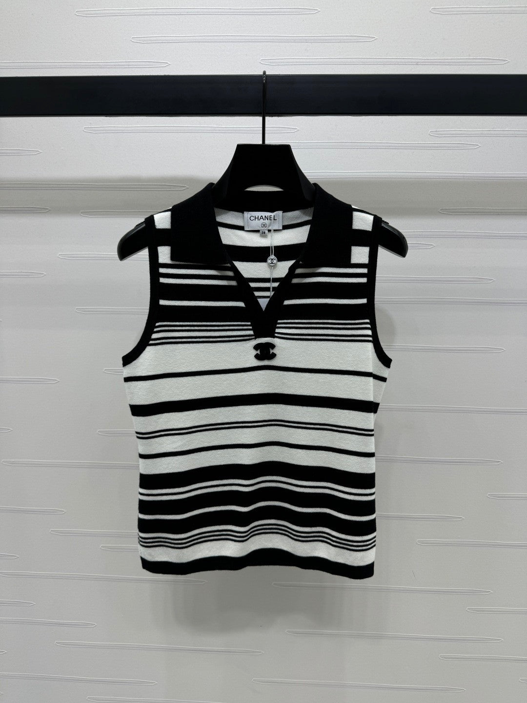 25 Collar striped knitted vest