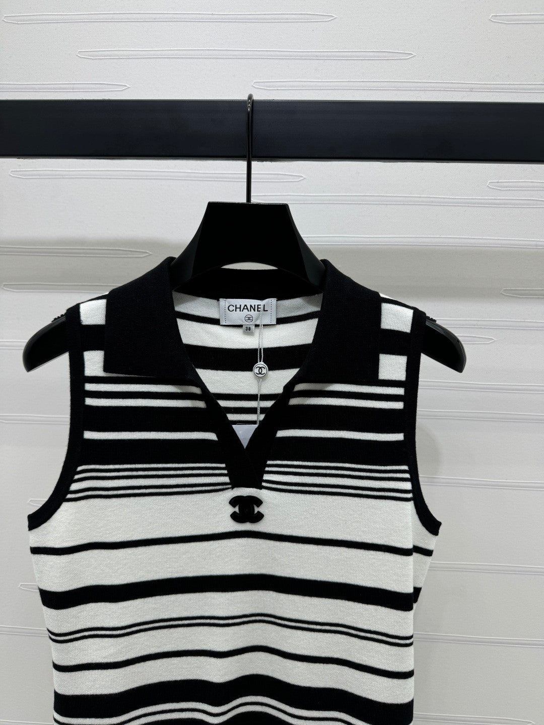 25 Collar striped knitted vest