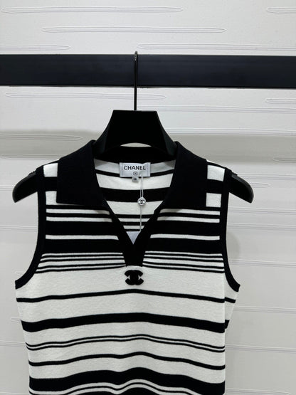 25 Collar striped knitted vest