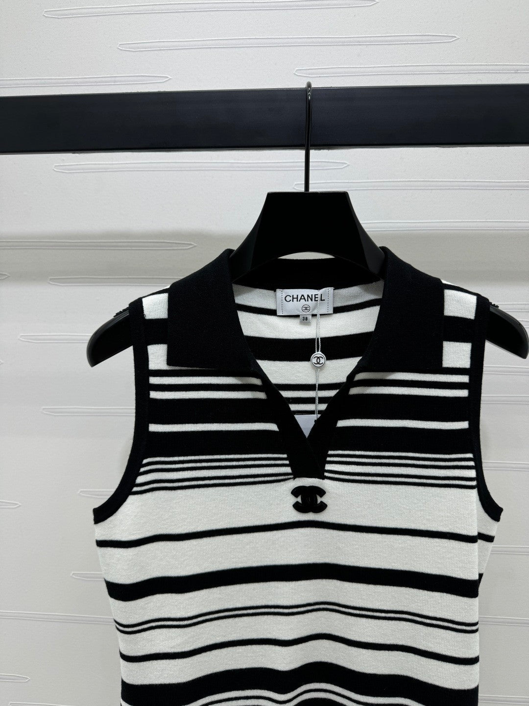 25 Collar striped knitted vest