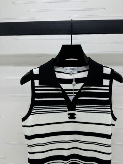 25 Collar striped knitted vest