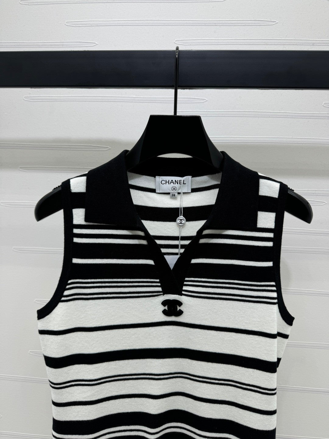 25 Collar striped knitted vest