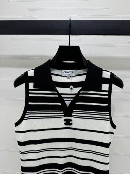 25 Collar striped knitted vest