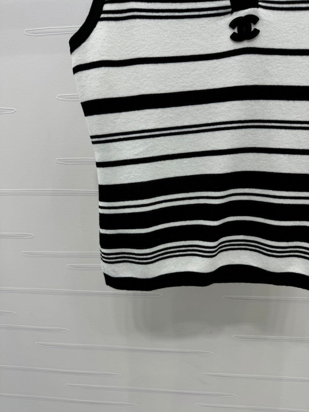 25 Collar striped knitted vest