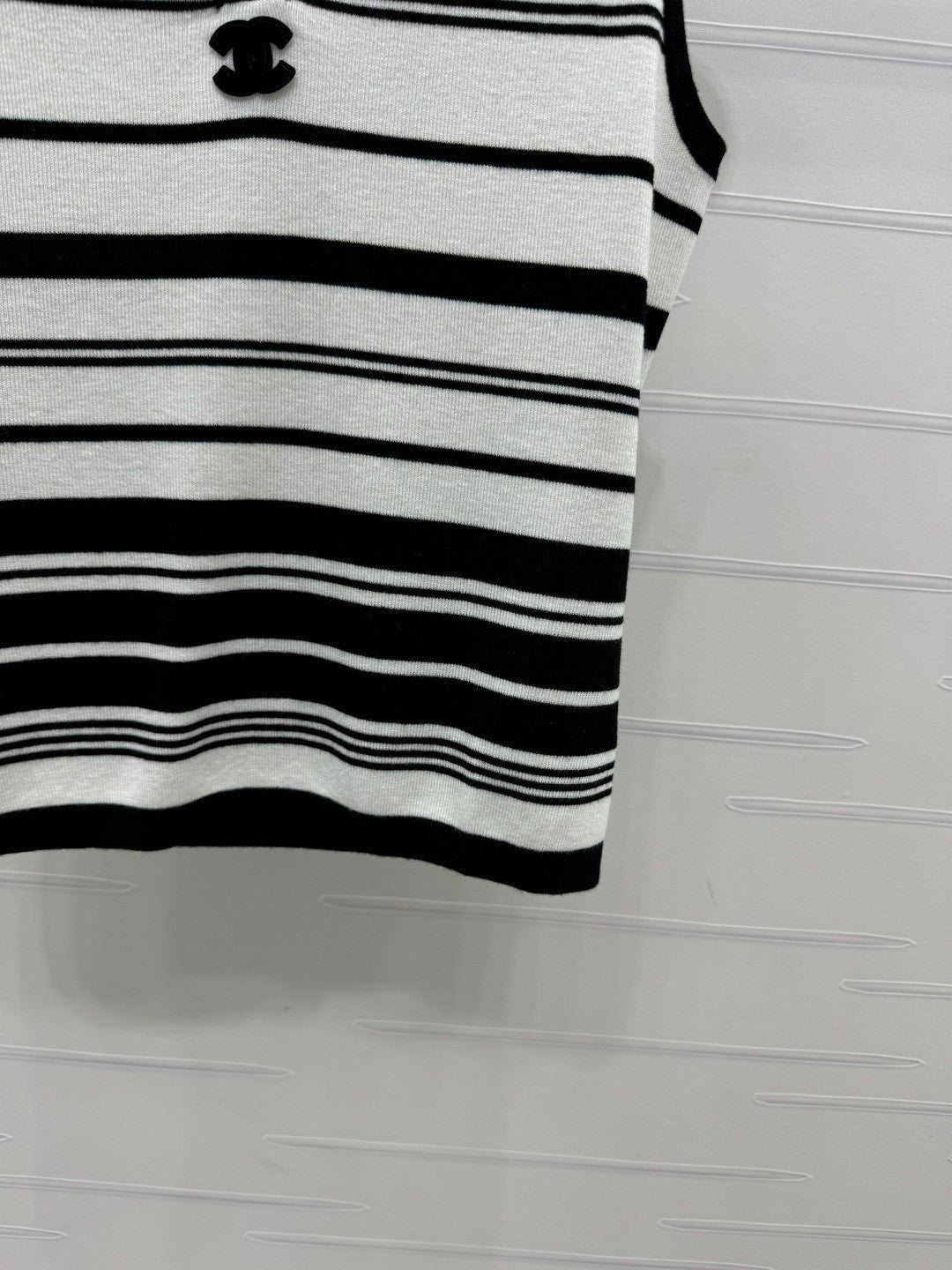 25 Collar striped knitted vest