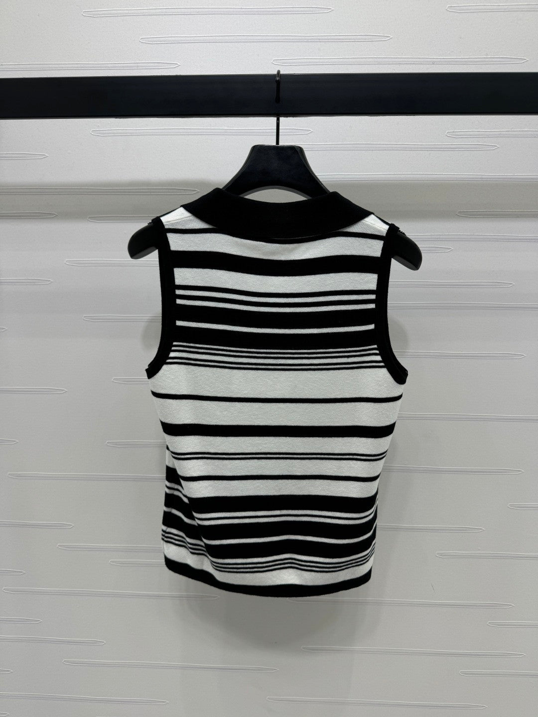 25 Collar striped knitted vest