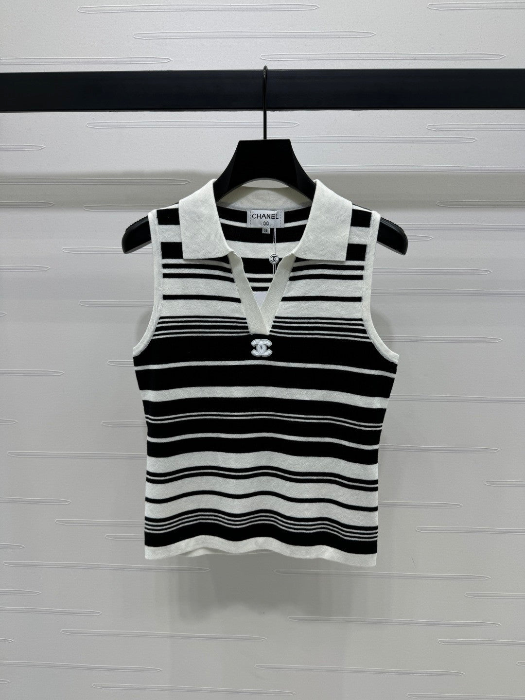 25 Collar striped knitted vest