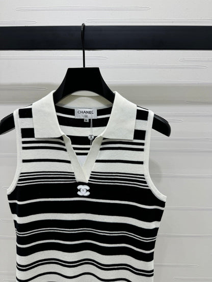25 Collar striped knitted vest