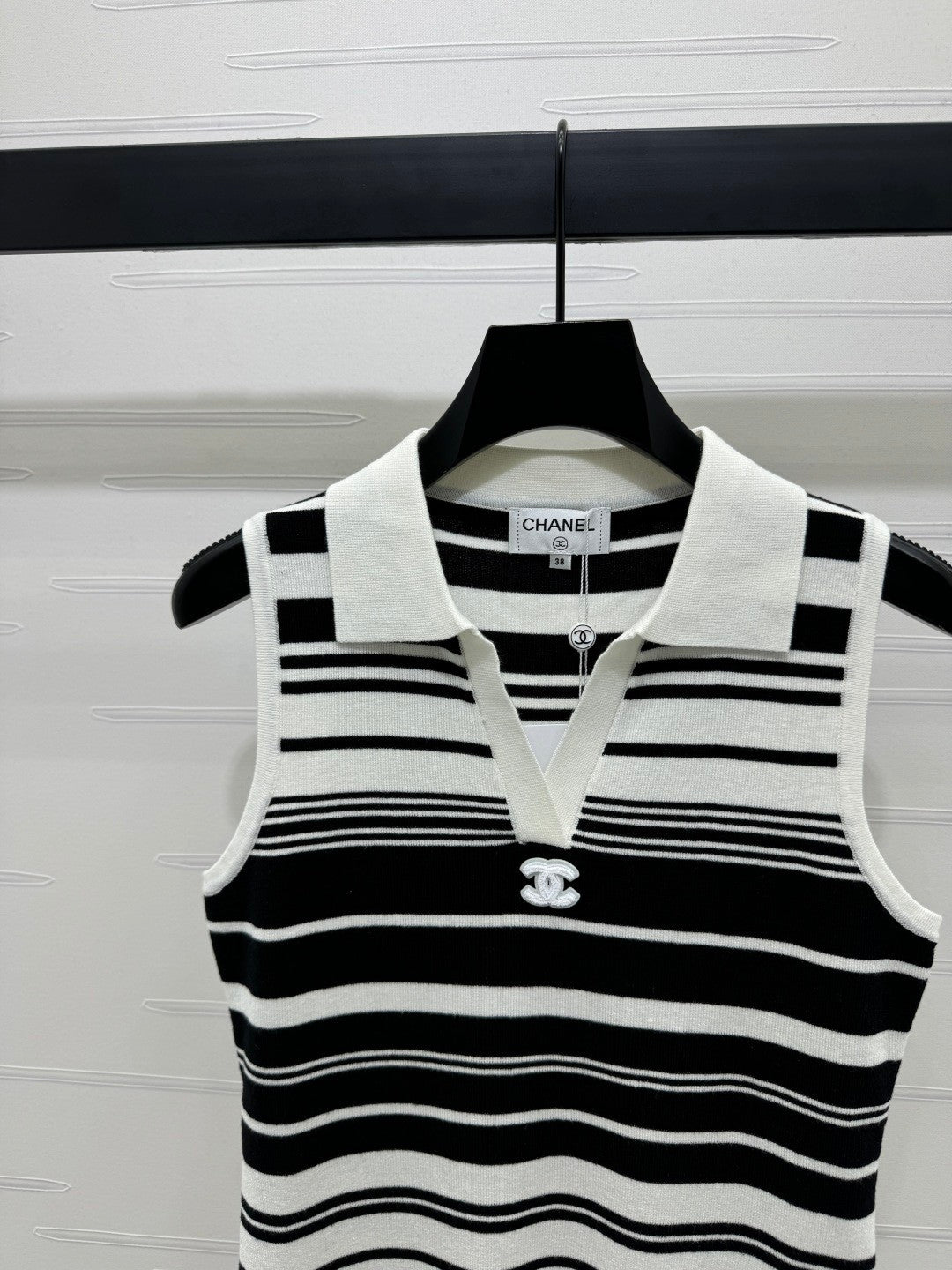 25 Collar striped knitted vest