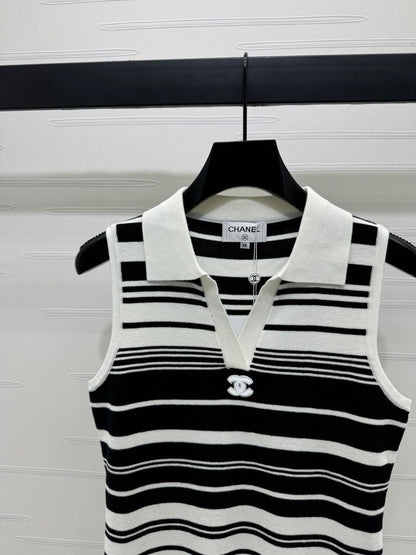 25 Collar striped knitted vest