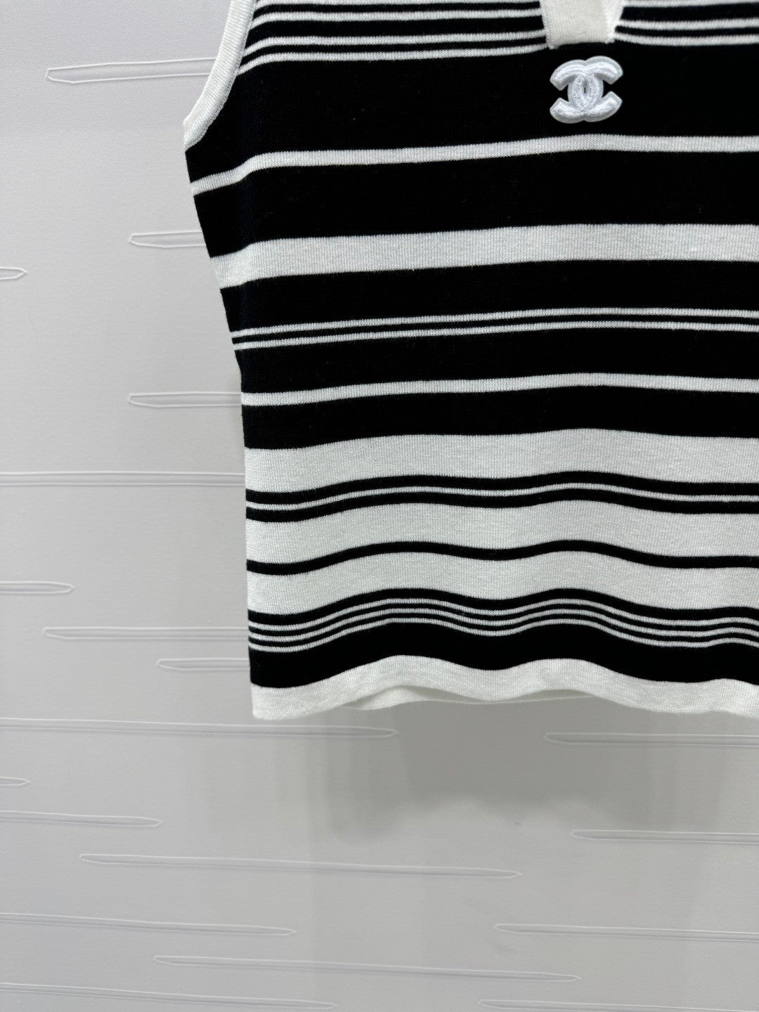 25 Collar striped knitted vest