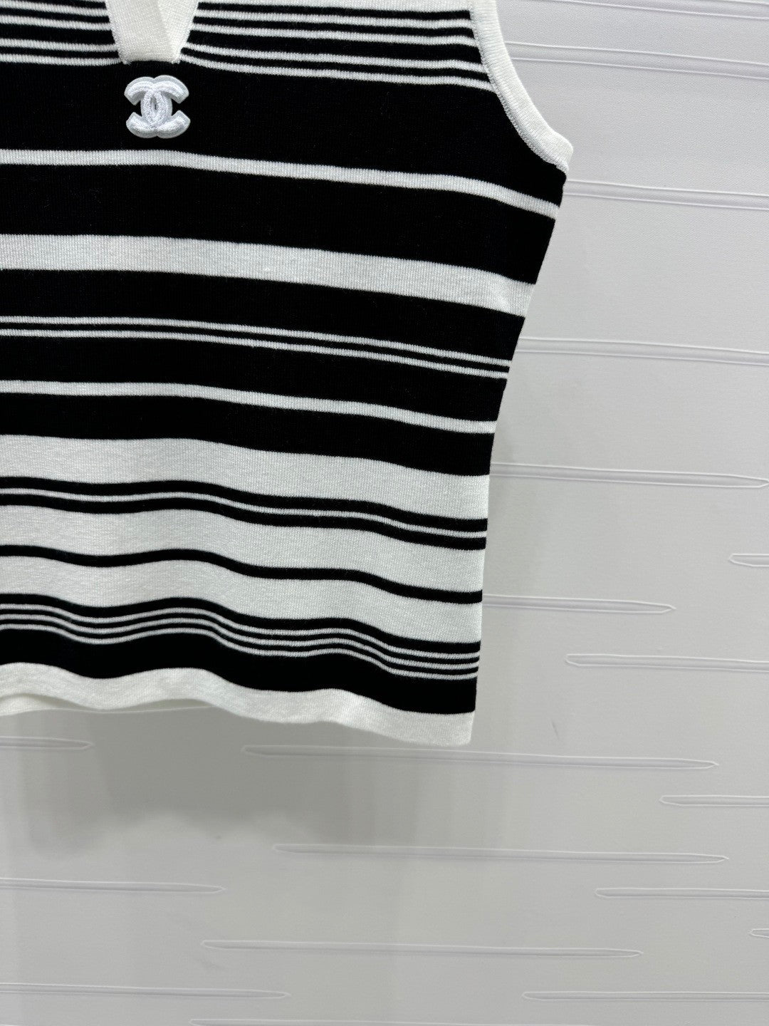 25 Collar striped knitted vest