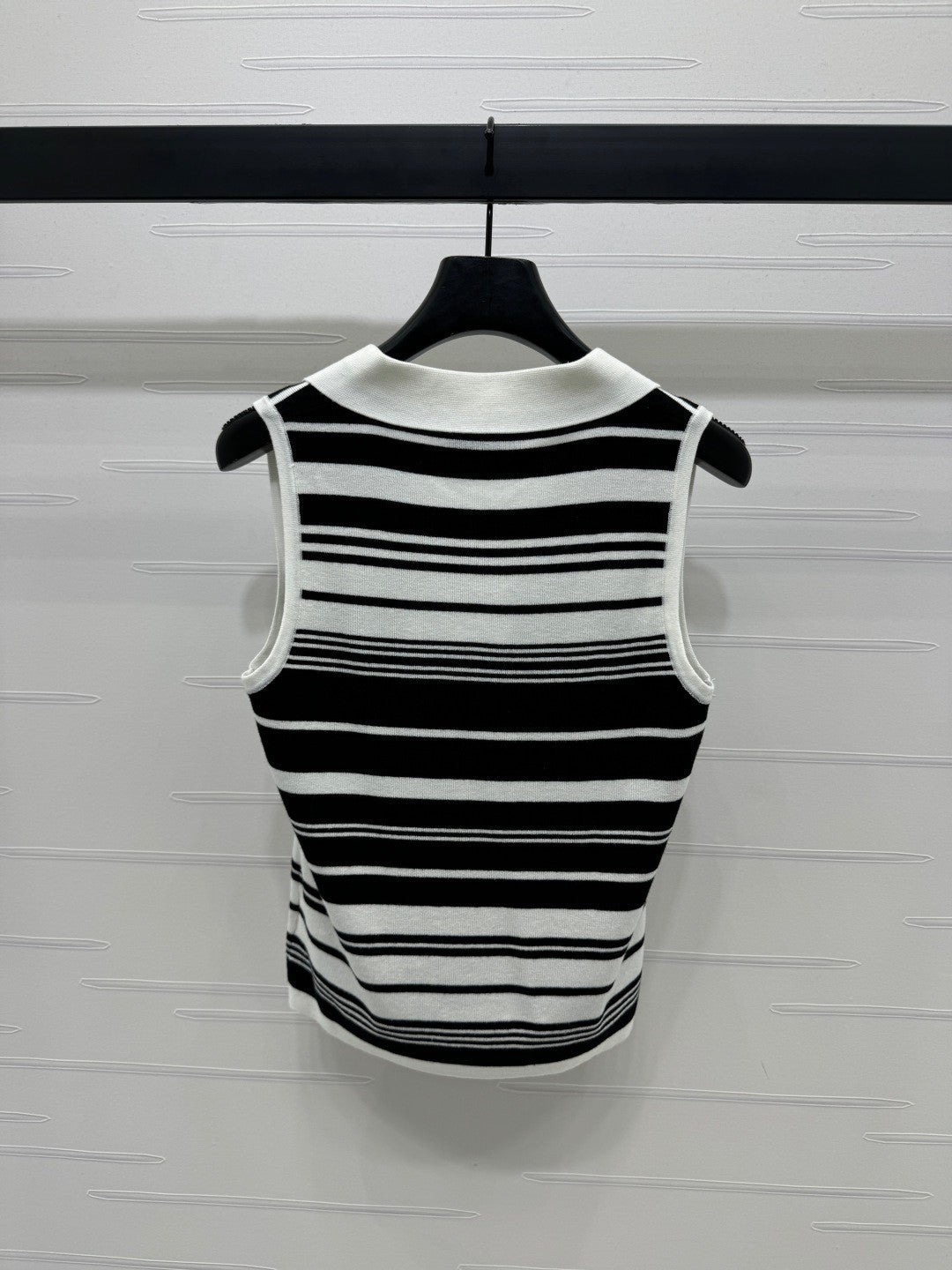 25 Collar striped knitted vest