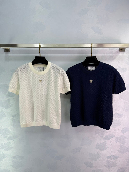 25  Short sleeved knitted top