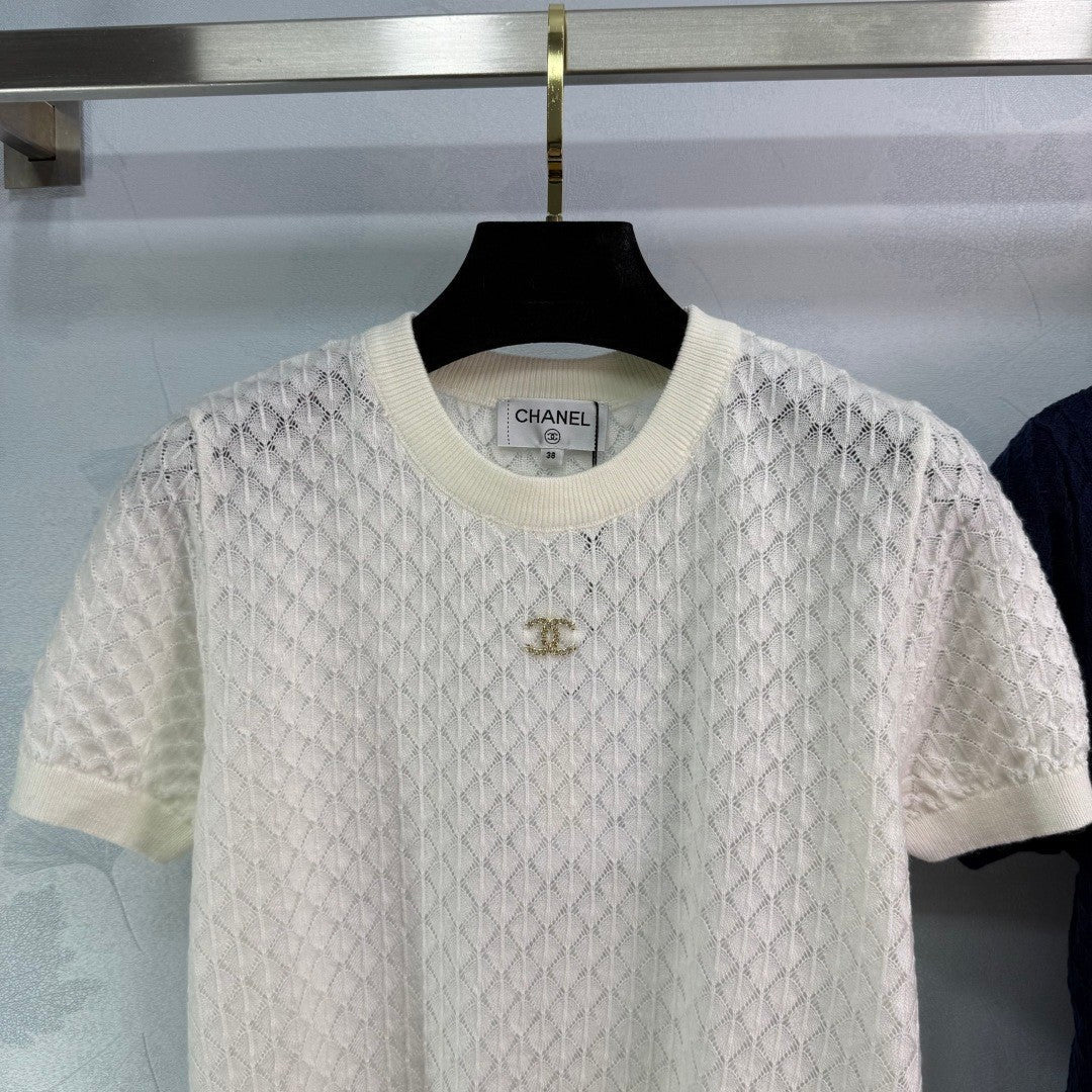 25  Short sleeved knitted top