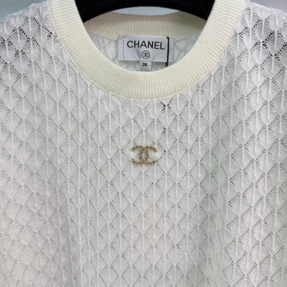 25  Short sleeved knitted top