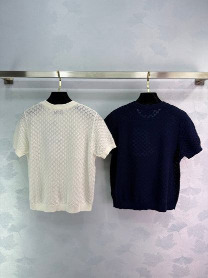 25  Short sleeved knitted top