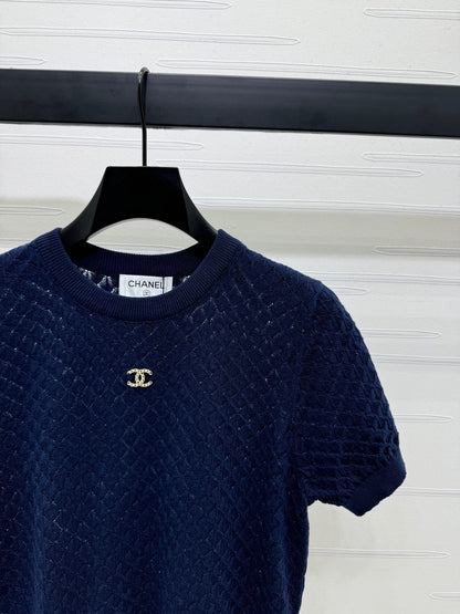 25  Short sleeved knitted top