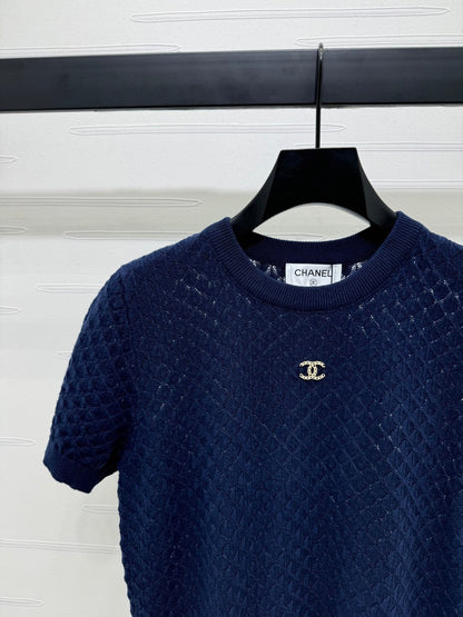 25  Short sleeved knitted top