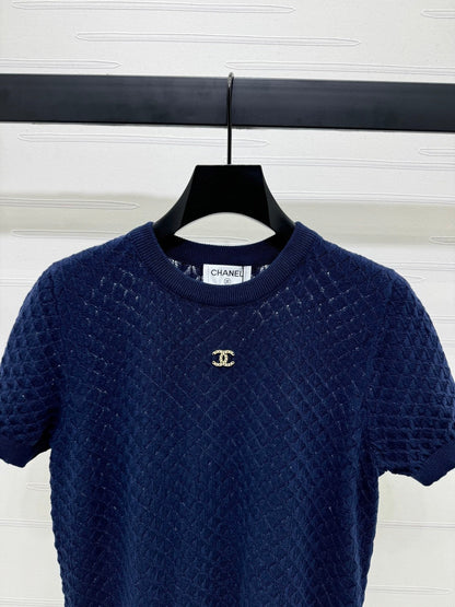 25  Short sleeved knitted top