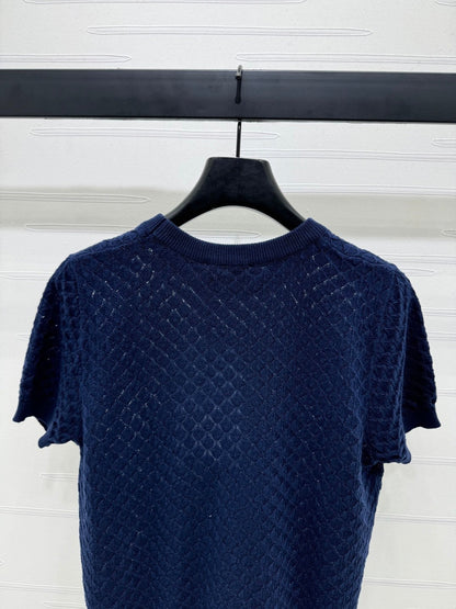 25  Short sleeved knitted top