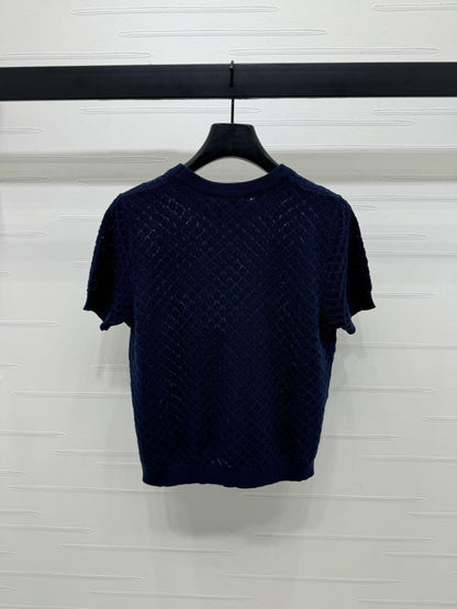 25  Short sleeved knitted top