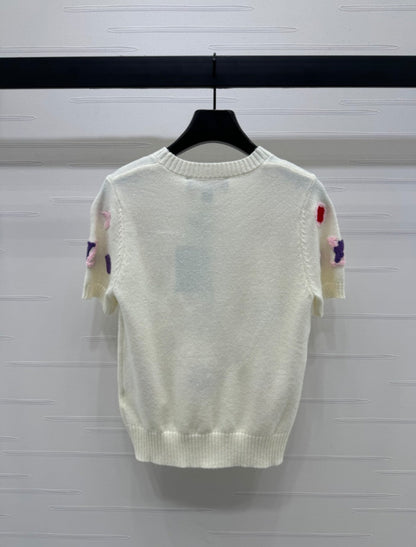 25  Embossed round neck short sleeved knit
