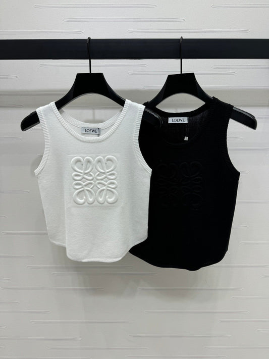 25 3D embossed logo knitted vest