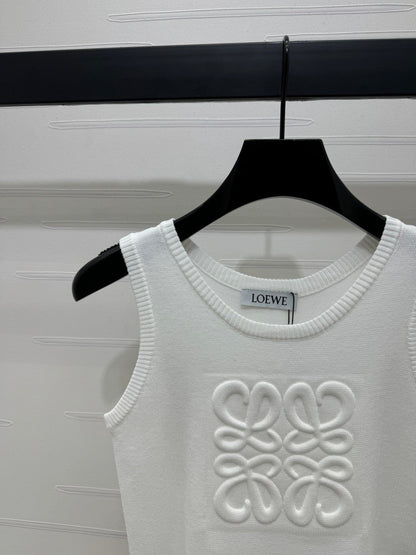 25 3D embossed logo knitted vest