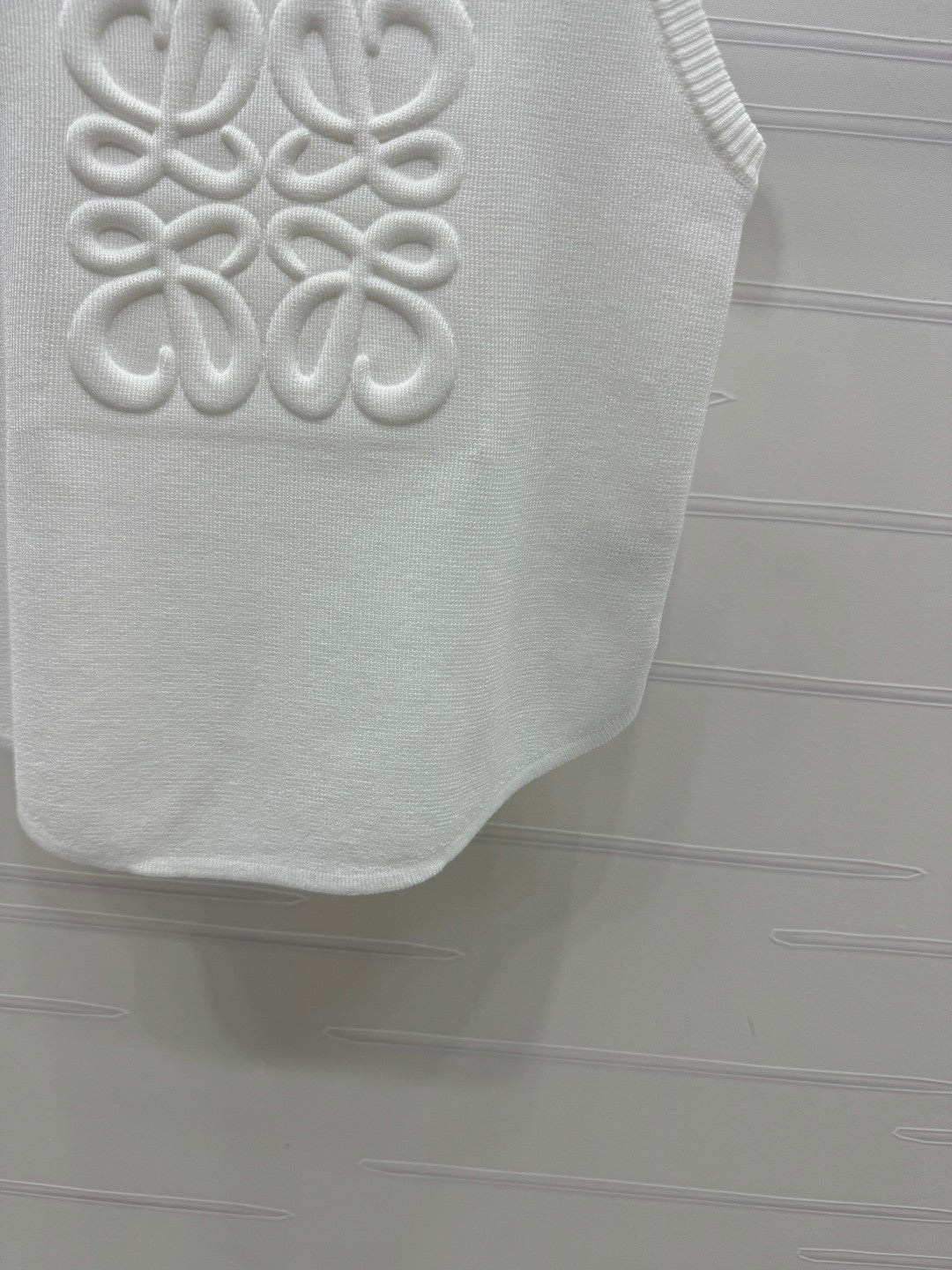 25 3D embossed logo knitted vest