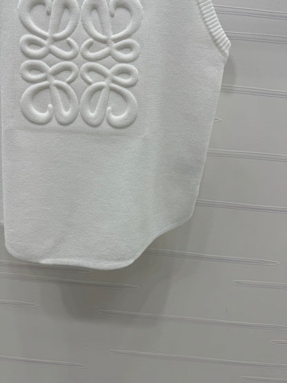 25 3D embossed logo knitted vest