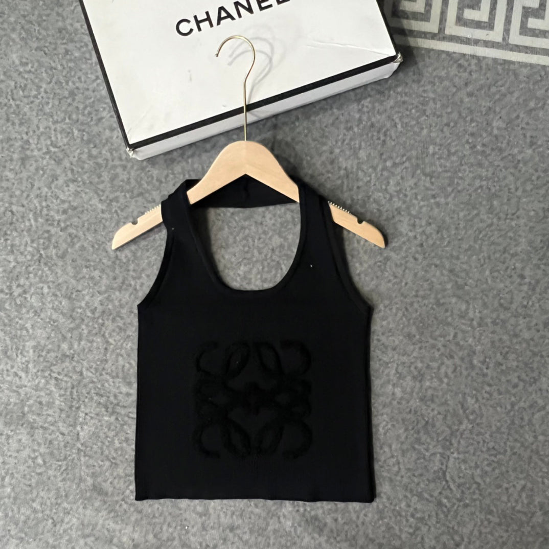 25 3D embossed logo knitted vest