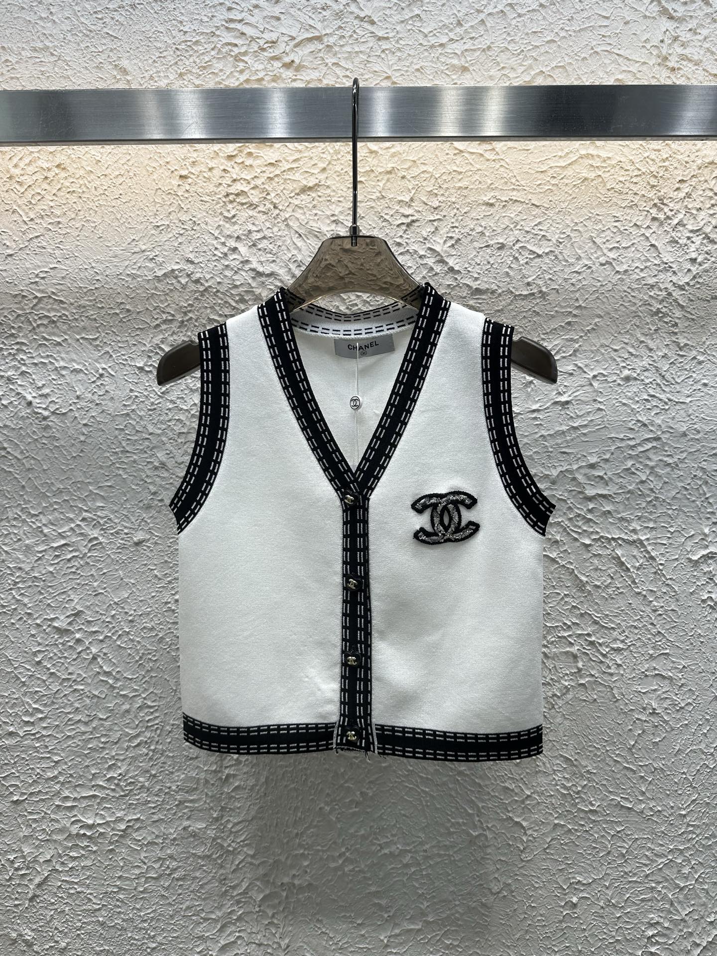 25 Summer New V-neck Knitted Vest